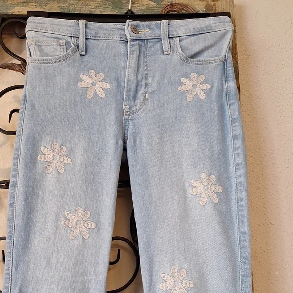 Hollister Light Blue Floral Embroidered Flare Jeans. NWOT Size 24 - Picture 8 of 12